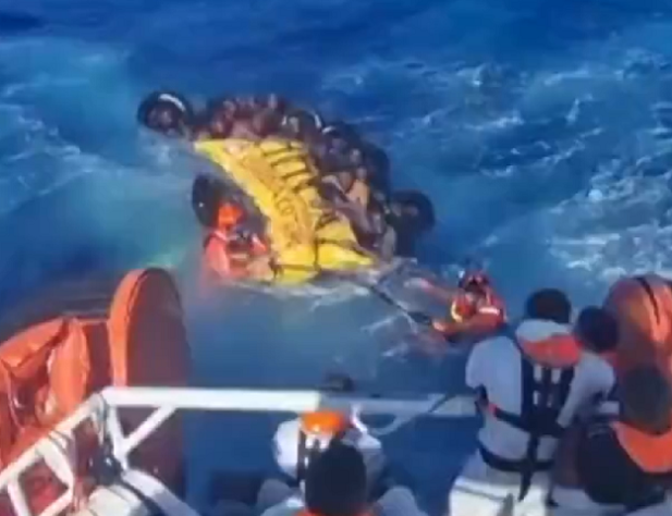 Guarda costeira da Itália resgata imigrantes de barco que naufragou