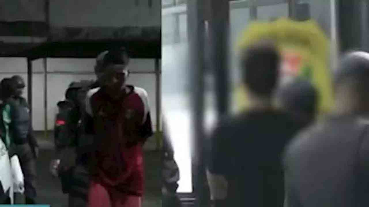 Os dois foram conduzidos a um matagal e policiais que circulavam nos arredores estranharam a movimentação, desbaratando o crime-Reprodução/TV Record