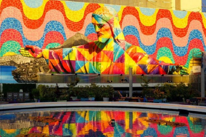 Também com inspiração no Rio de Janeiro, Kobra fez o painel "Cristo", na embaixada do Brasil em Tóquio, no Japão. 