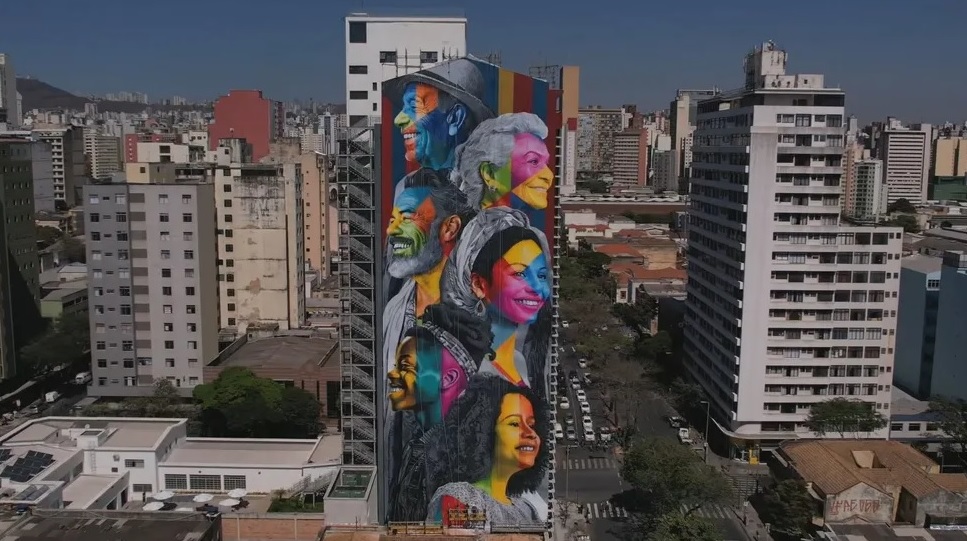 O painel gigante criado pelo artista plástico brasileiro Eduardo Kobra num edifício em Belo Horizonte tornou-se um marco na paisagem da cidade. É mais uma obra de sucesso do artista brasileiro que conquistou renome internacional.   -  (crédito: Reprodução/TV Globo)