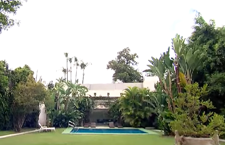 A “cerimônia” aconteceu no quintal da casa de Scarpa, uma mansão no bairro Jardins, bairro nobre de São Paulo. Até coroas de flores foram colocadas em volta da “sepultura”...