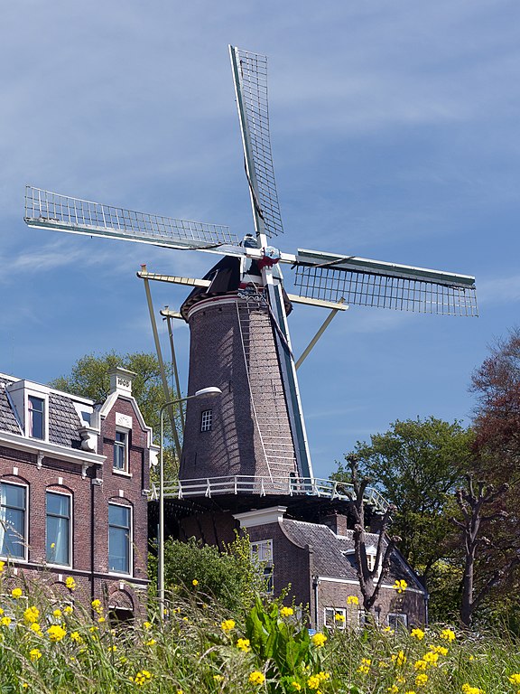 O segundo moinho é o “Molen ’t Slot”, erguido em 1832 no local onde ficava um castelo, próximo ao centro antigo, na muralha da cidade. Um local que se destaca pela exuberância da paisagem. 