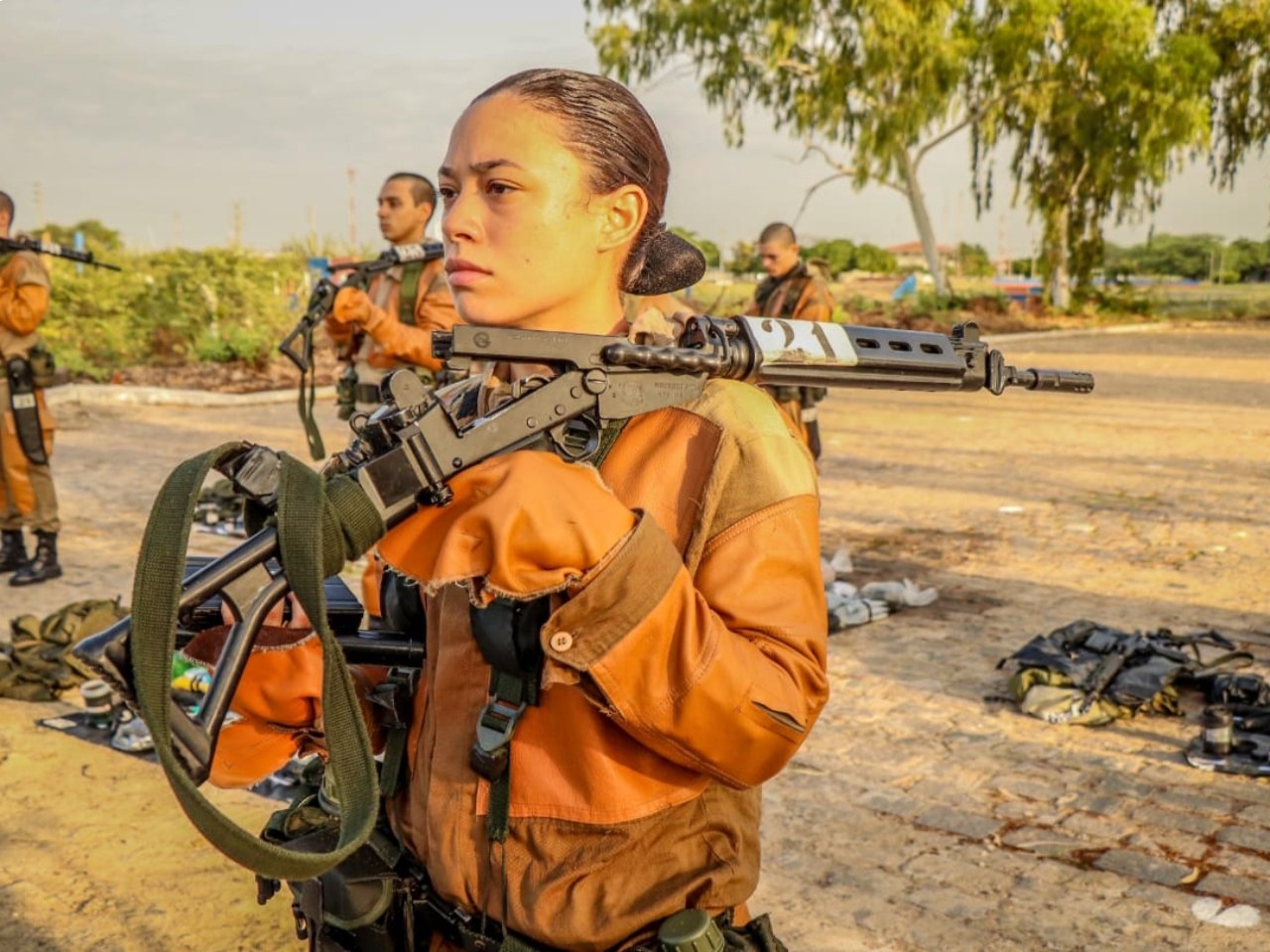 Como as mulheres podem ingressar na carreira militar