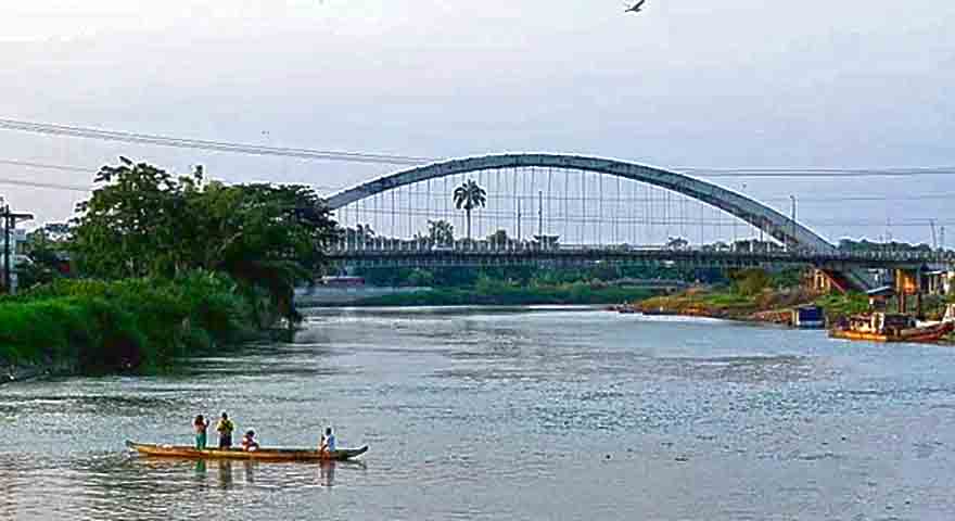 A cidade Ã© cortada pelo rio Babahoyo, formado pela uniÃ£o de dois cursos de Ã¡gua: o Catarama e o SÃ£o Paulo.