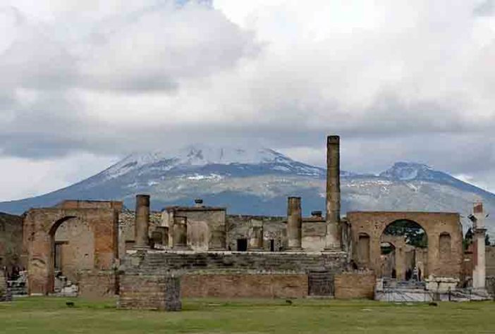 Ruínas de Pompeia e o Monte Vesúvio atrás 