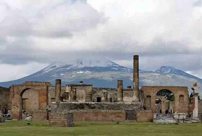 Ruínas de Pompeia e o Monte Vesúvio atrás