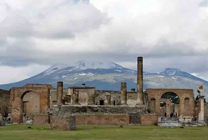 A cidade foi destruída pela erupção do vulcão Vesúvio em 79 d.C., que também arrasou Pompeia, cidade vizinha.