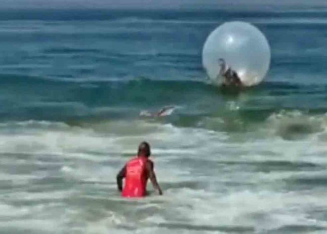 casal é salvo em bolha inflável em copacabana – Reprodução/TV Globo