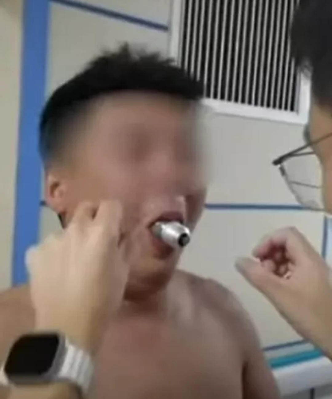 Pra quem não viu: Chinês fica com lâmpada presa na boca durante desafio