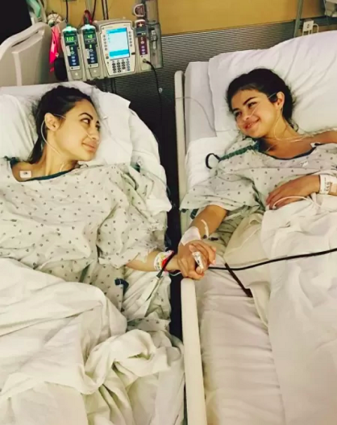Na época, ela publicou uma foto no hospital, ao lado de sua amiga Francia Raisa, que foi quem lhe doou o órgão. - reprodução redes sociais