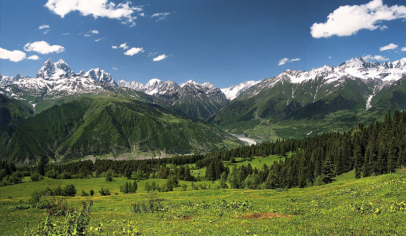A Suanécia é uma região considerada Patrimônio da Humanidade pela UNESCO, em que aldeias com casas medievais ainda persistem, na paisagem montanhosa do Cáucaso.   