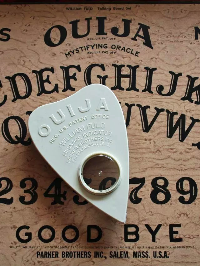 Pra quem não viu: Crianças brincam com Tabuleiro Ouija e sofrem convulsões inexplicáveis