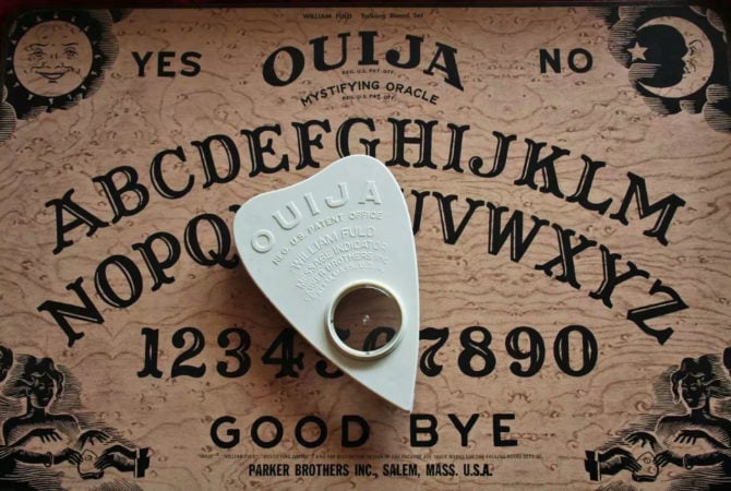 Tabuleiro Ouija: Crianças brincam com ‘jogo dos espíritos’ e vão parar no hospital