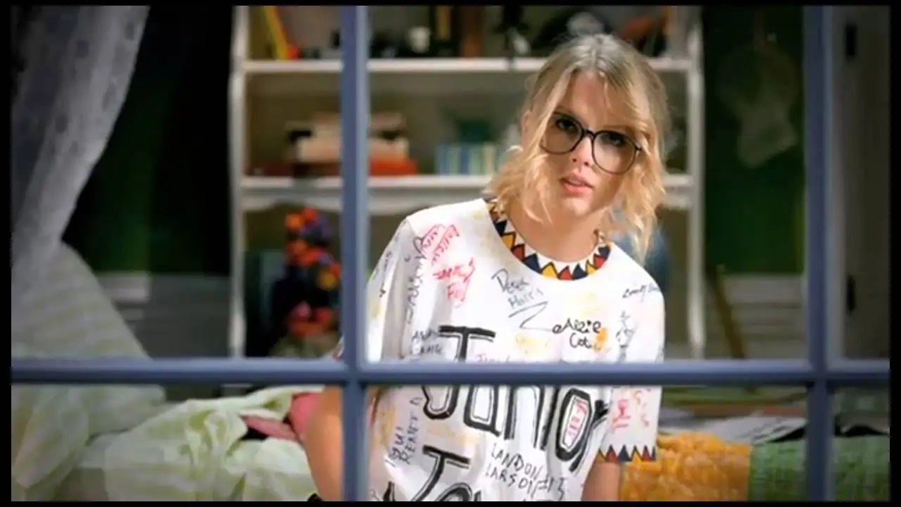 Lançado em 2008, "You Belong with Me" é uma das grandes marcas de Taylor Swift. A música já atingiu 1,5 bilhão de visualizações e é conhecida por seu estilo pop country e letras que falam sobre um amor não correspondido.