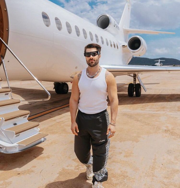 Alok é também um empresário bem-sucedido. Ele é dono da gravadora Controversia Records e da plataforma de streaming de música eletrônica Beatport.