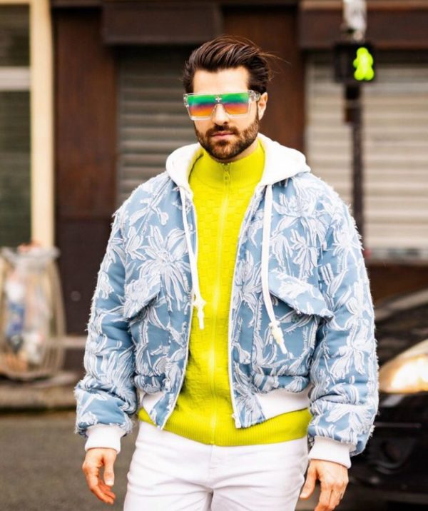 Alok é filho de Ekanta Jake Peres e Juarez Petrillo, ambos DJs e pioneiros no ramo da música eletrônica no Brasil.
