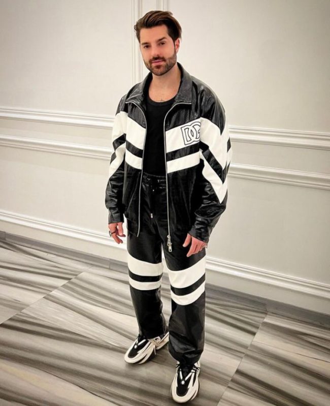 Além disso, Alok também é proprietário de uma linha pessoal de roupas e acessórios.
