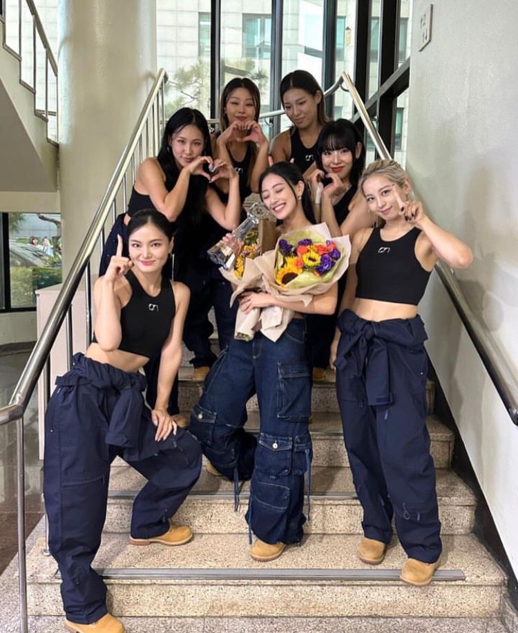 Outros grupos de k-pop ganharam fama mundial. Entre eles estão Twice (foto), Red Velvet, Exo e New Jeans. 
