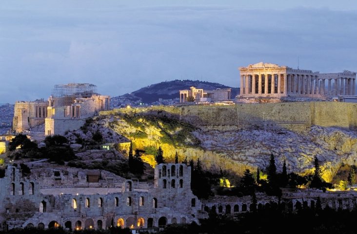 ATENAS (Grécia) - São 3.400 anos de história, sendo considerada o berço da civilização ocidental e da democracia, além de espaço de reflexão. 