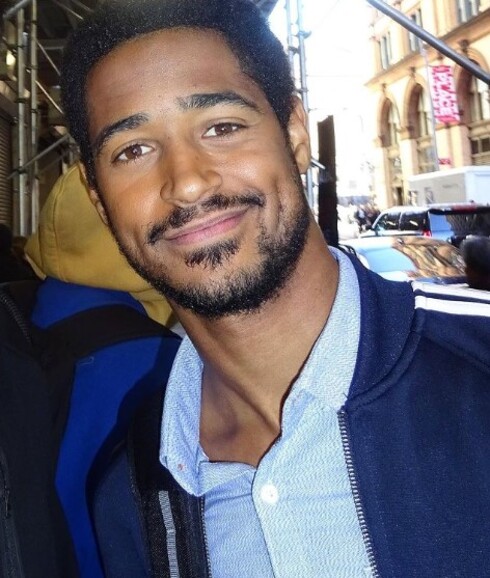 O ator Alfred Enoch, filho de pai inglês e mãe brasileira, é conhecido por suas participações na saga "Harry Potter" e na série "How to Get Away with Murder".