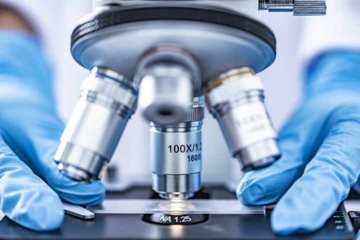 Para solucionar esse problema, os cientistas desenvolveram uma molécula inovadora que combina lactatos e cetonas sem esses subprodutos indesejáveis.