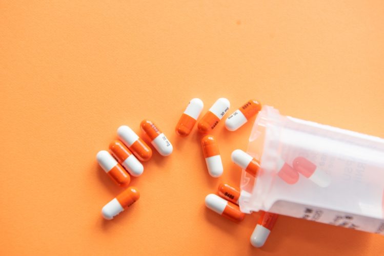 Um estudo conduzido pelo psicólogo Dominik Mischkowski, da Universidade de Ohio, em 2019, concluiu que o paracetamol pode afetar não apenas a dor física, mas também aspectos emocionais e sociais das interações humanas.