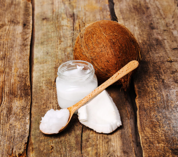 Açúcar de coco: É levemente doce, parecido com o açúcar mascavo. É reconhecido como uma opção mais benéfica em comparação ao açúcar refinado e pode ser utilizado para adoçar alimentos e bebidas. - freepik racool_studio