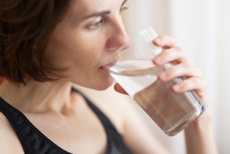Hidratação: Beber muita água nesses períodos mais secos é essencial para se manter hidratado, seja ela gelada ou não. Isso porque, segundo especialistas, o próprio corpo aquece o líquido que é ingerido.