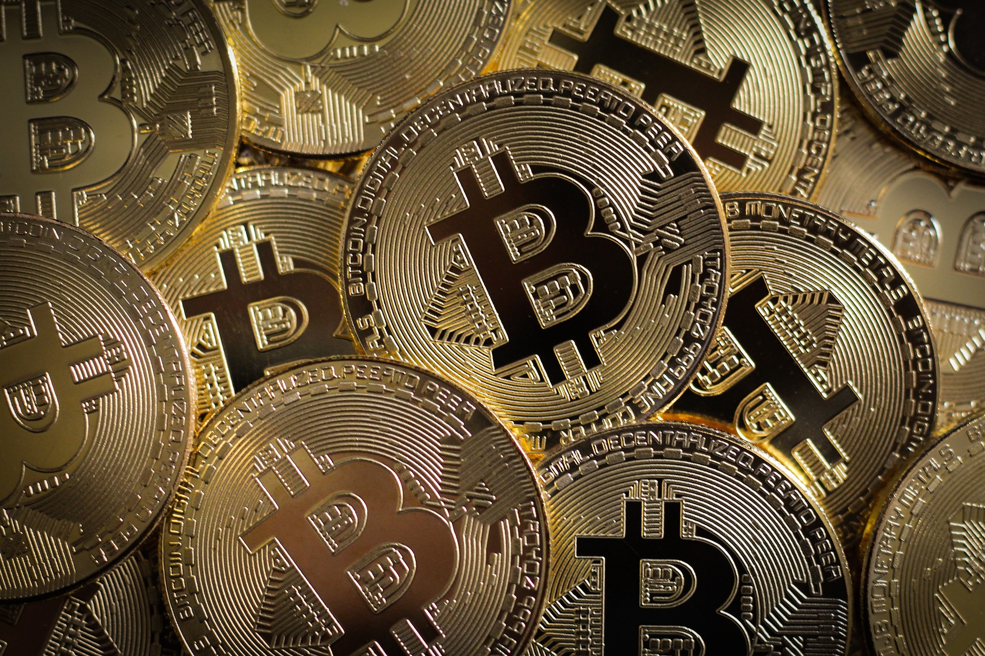 “As criptomoedas são um mistério porque elas infringem todas as regras de um meio de troca. Elas não têm um valor estável real. Elas têm um valor realmente variável”, observou o economista americano, que venceu o Nobel ao lado de Peter Hansen e Robert Schiller pelo trabalho pioneiro em identificar as tendências nos mercados financeiros. -Eivind Pedersen/Pixabay