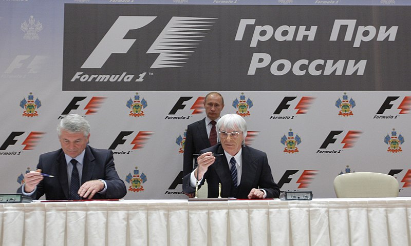 De acordo com a revista Forbes, Bernie Ecclestone acumulou US$ 3,4 bilhões ao longo da carreira, como CEO da F1.  Hoje, aos 93 anos, ele é casado com a brasileira Fabiana Flosi Ecclestone.