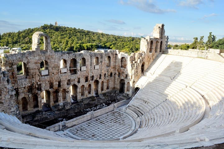 Atenas se consagrou como centro artístico e filosófico desde a Antiguidade. A Academia de Platão e o Liceu de Aristóteles tiveram pensadores com influência universal. 