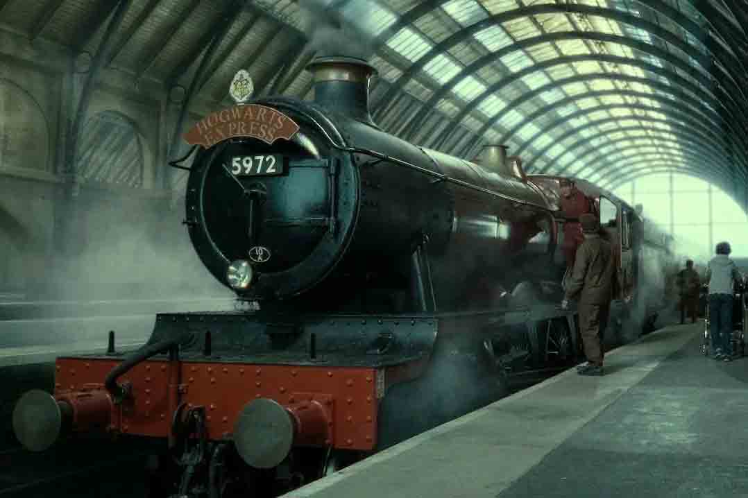 A locomotiva Ã© verde, diferentemente do trem que aparece nos filmes de Harry Potter no cinema. Mas Ã© bem parecida em termos de estrutura. 