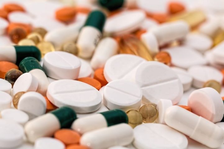 A proibição se dá por conta de um possível efeito colateral grave chamado agranulocitose, que é uma condição de sangue potencialmente fatal caracterizada pela redução de certos tipos de células de defesa.