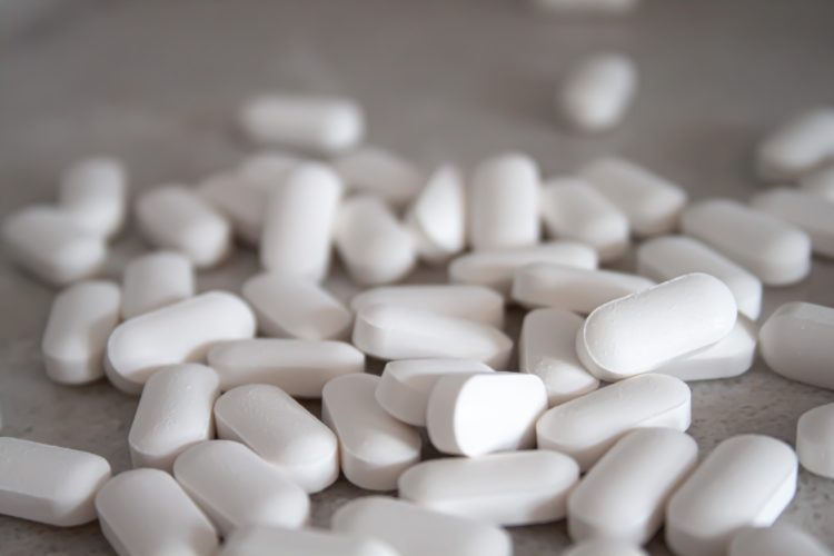 Em quantidades pequenas (abaixo de 4 gramas de paracetamol), o fígado consegue lidar com essa substância perigosa. Mas quando há uma grande quantidade de quinoneimina, o órgão fica sobrecarregado e não funciona corretamente.