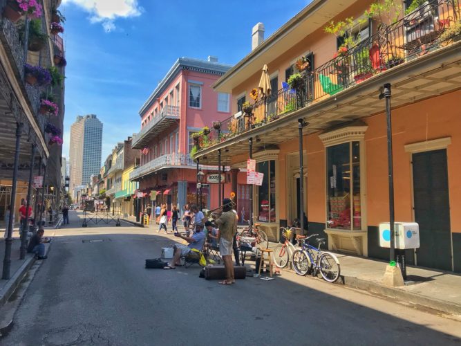 Nova Orleans, EUA: Localizada no estado da Louisiana, tem 370 mil habitantes e ocupa uma área de 906 km². Cerca de 70% da cidade está entre 1,5 e 6 metros abaixo do nível do mar, tornando-a vulnerável a inundações e furacões, protegida por sistemas de diques e bombas.
