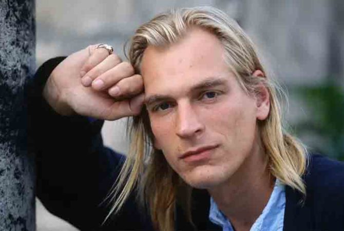 Ator de Hollywood, Julian Sands viu corpos na montanha antes de morrer na escalada