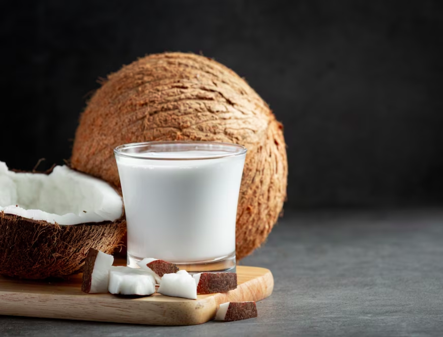 Essa alternativa é boa para quem tem intolerância à lactose, oferecendo uma abundância de nutrientes que favorecem a estabilidade do sistema imunológico e a regulação dos níveis de lipídios no sangue.  - jcomp freepik