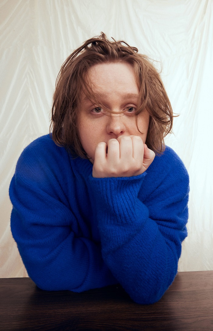 Foi a Síndrome de Tourette que provocou o afastamento do cantor Lewis Capaldi dos palcos, por exemplo. 