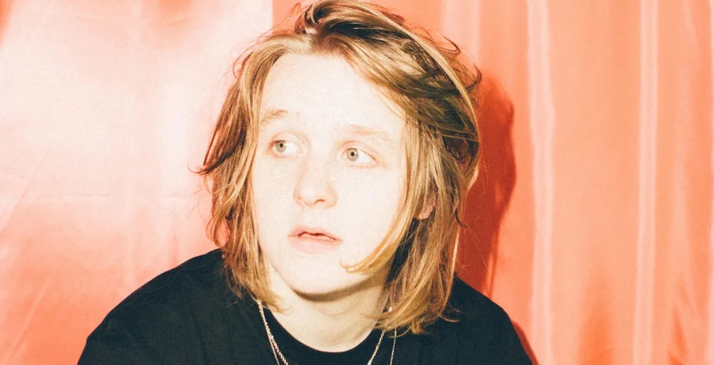 Ele chegou a fazer uma pausa curta de três semanas e retornou ao palco, mas acabou precisando da ajuda do público para terminar um show em Glastonburry. Ao perceber que necessitaria de tratamento mais longo, o cantor anunciou a interrupção da carreira, sem prazo determinado. 