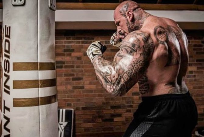 Apelidado de Pesadelo, Martyn Ford é Shao Kahn em Mortal Kombat 2