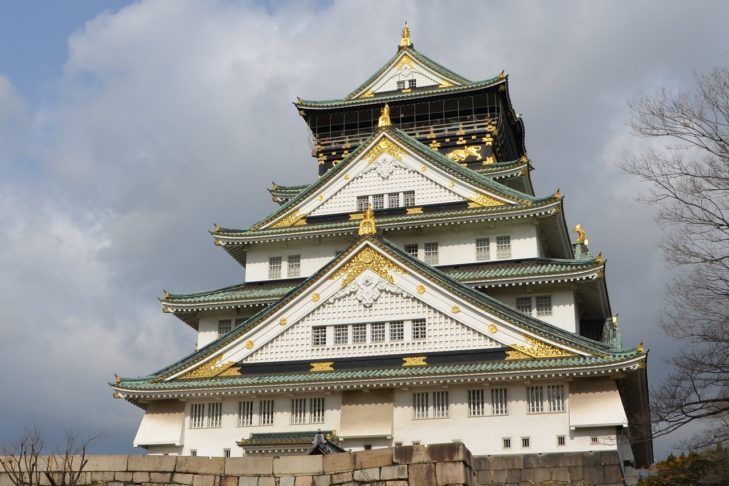 Um desses lugares famosos é o Castelo de Osaka, onde se passa todo o arco principal da trama. Apesar de estar em um produto de ficção, o castelo existe de verdade e é uma das maiores atrações do Japão até hoje. Conheça mais sobre ele!