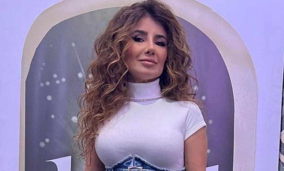 "Que roupa feia", disse um internauta. "Esse negócio na cintura não ficou legal", criticou outro. Paula também chamou atenção pela maquiagem carregada nos olhos.  - Reprodução Instagram