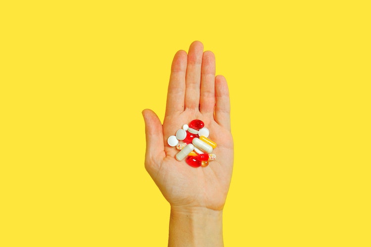 O que acontece é que muitos medicamentos costumam conter paracetamol em sua composição e pessoas que estão gripadas, por exemplo, acabam ingerindo vários remédios ao mesmo tempo, ultrapassando o limite recomendado. 