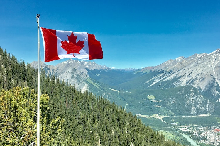 4º - CANADÁ- O petróleo é um dos principais produtos de exportação, garantindo estabilidade econômica e energética. O urânio coloca o Canadá entre os maiores fornecedores para energia nuclear global. A madeira sustenta a indústria de papel e construção, contribuindo para a balança comercial.