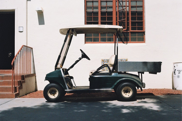Alguns comércios locais também já contam com vagas menores para carrinhos de golfe. Com isso, criam um diferencial para agradar aos consumidores que adotaram essa forma de locomoção. 