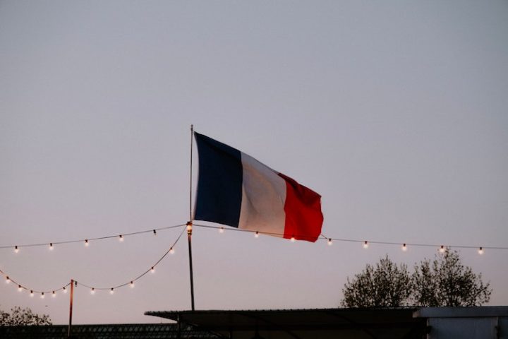 “Ultramarino” significa que a Guiana é parte integrante da França e tem o mesmo status que qualquer outra região do país europeu, ou seja, os cidadãos da Guiana Francesa são cidadãos franceses e têm os mesmos direitos e deveres que qualquer outro cidadão francês.