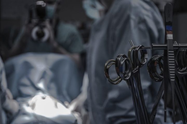 Em casos mais graves, pode ser necessário fazer uma cirurgia para remover partes danificadas do intestino.-Piron Guillaume Unsplash