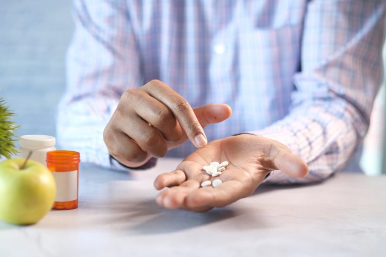 O paracetamol é recomendado para diminuir febre e dor. O problema está na dosagem: as agências de saúde estipulam um limite de 4 gramas (ou 4 mil mg) por dia para os adultos. Em crianças de 2 a 11 anos, a dose depende do peso corporal (são de 55 a 75 mg por kg em um dia).