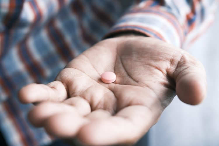 Ainda assim, a dosagem e o uso adequados são enfatizados por especialistas da área médica, bem como a importância de seguir as instruções do rótulo e da bula para evitar efeitos colaterais e riscos à saúde.