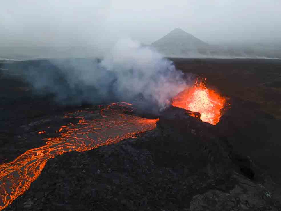 Litli Hrútur (Islândia): Fica a cerca de 30 km da capital Reykjavik e entrou em erupção em julho de 2023, após uma série de pequenos terremotos. Essa foto foi tirada pela fotógrafa brasileira Sabrina Chinellato. - Divulgação/Sabrina Chinellato